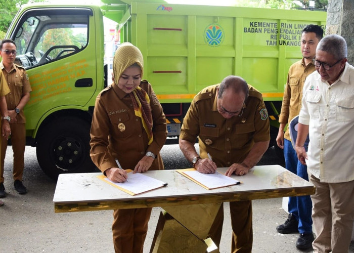 Wagub Idah Syahidah Serahkan Truk Sampah Aspirasi Rusli Habibie untuk Kota Gorontalo