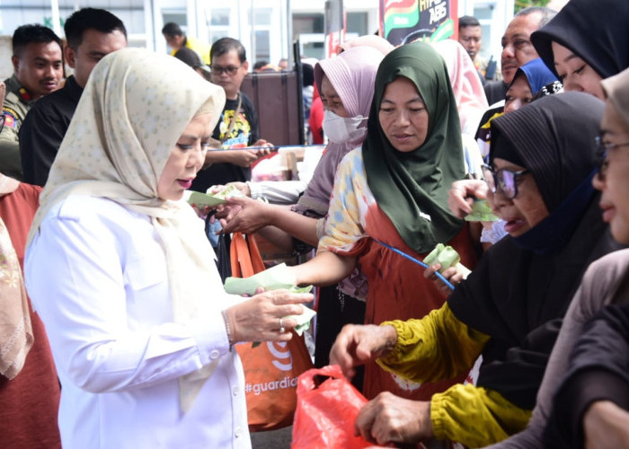 Wagub Idah Syahidah Layani Warga di Pasar Murah Bersubsidi Gorontalo, Warga Antusias