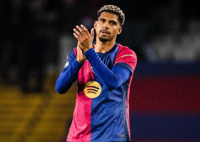 Hansi Flick Bakal 'Tendang' Ronald Araujo dari Barcelona? Ini Jawabannya