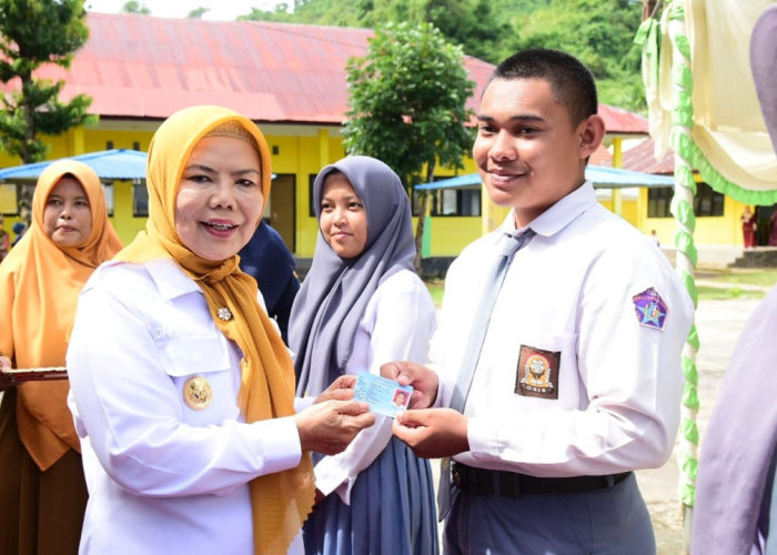 Wakil Gubernur Idah Syahidah Tinjau Kegiatan Perekaman dan Pencetakan e-KTP Pelajar SMA Negeri 4 Tolinggula
