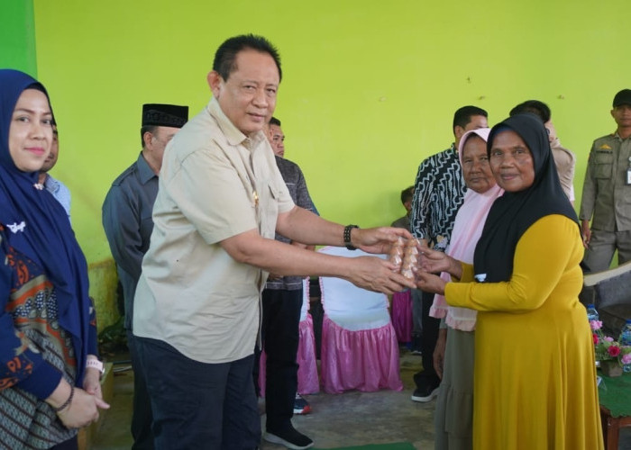 Gusnar Ismail Bantu Salurkan Bantuan ke KPM di 3 Kecamatan di Kabupaten Gorontalo