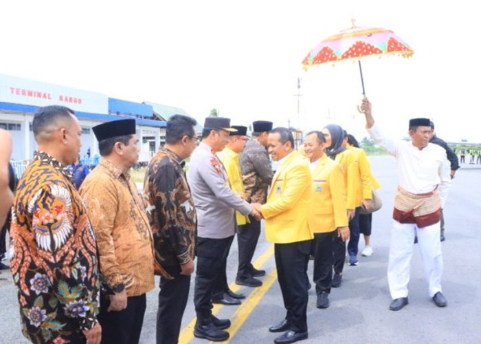 Kapolda Gorontalo Sambut Kedatangan Menteri ESDM Bahlil Lahadalia di Bandara Djalaluddin
