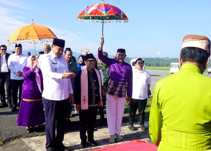 Cak Imin Disambut Upacara Adat Mopotilolo Saat Kunjungan Kerja ke Gorontalo