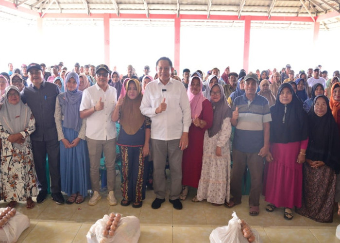 Bantuan Pangan dari Pemprov Disambut Hangat Warga Desa Bajo di Tengah Harga Beras Tinggi