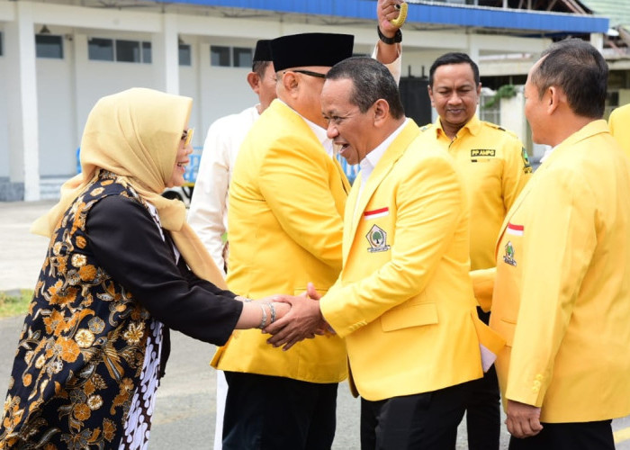 Menteri ESDM Bahlil Lahadalia Disambut Adat Mopotilolo Saat Tiba di Gorontalo