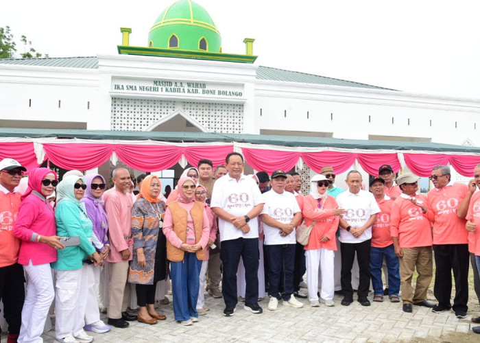 Gusnar Ismail Serahkan Bantuan Rp10 Juta untuk Masjid SMA Negeri 1 Kabila