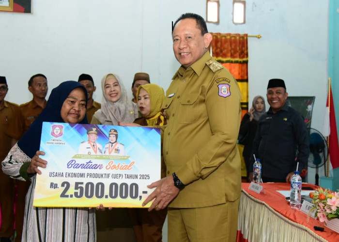 Gusnar Ismail dan Idah Syahidah Serahkan Bantuan UEPK–PK di Kantor Desa Tolango