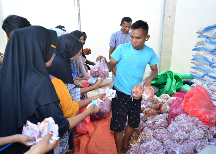 Ribuan Paket Sembako Dibagikan, Pemprov Gorontalo Bantu Ringankan Beban Warga Tibawa