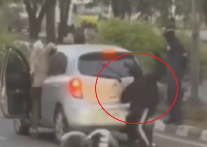 Ricuh! Mobil Ibu-ibu Dirusak Massa Aksi May Day di Makassar, Sang Emak Berjuang Sendirian
