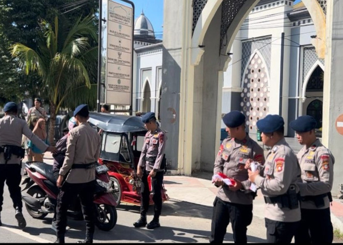 Sambut HUT ke-80 RI, Brimob Polda Gorontalo Bagikan Ratusan Bendera Merah Putih ke Warga