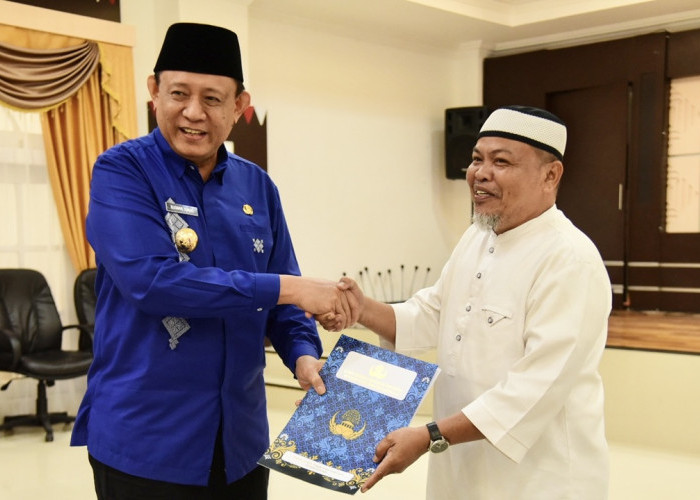 Gusnar Ismail Serahkan Uang Saku Kepada Calon Jemaah Haji Anggota KORPRI Pemprov Gorontalo