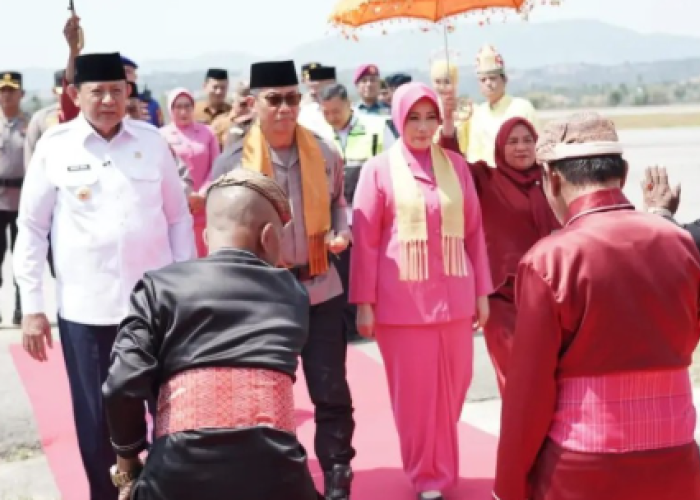 Kapolda Baru Gorontalo Irjen Pol Nurworo Danang Disambut Prosesi Adat Mopotilolo