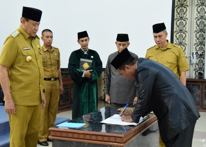 Gusnar Ismail Melantik Sejumlah Kepsek SMA dan SMK di Ruang Dulohupa