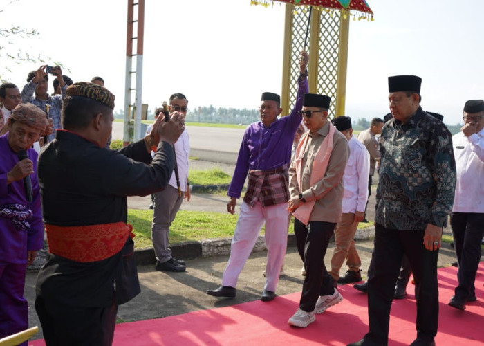 Menteri Kebudayaan Fadli Zon Disambut Adat Mopotilolo Saat Kunjungan Kerja di Gorontalo