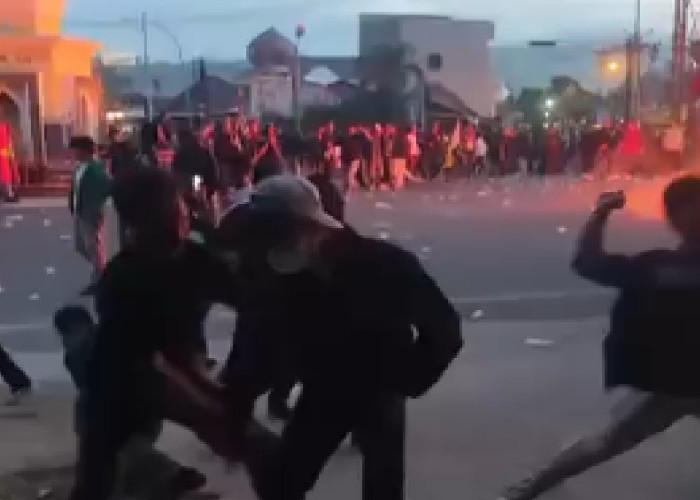 Ricuh! Demo Mahasiswa di Simpang Lima Gorontalo Akhirnya Dibubarkan Polisi