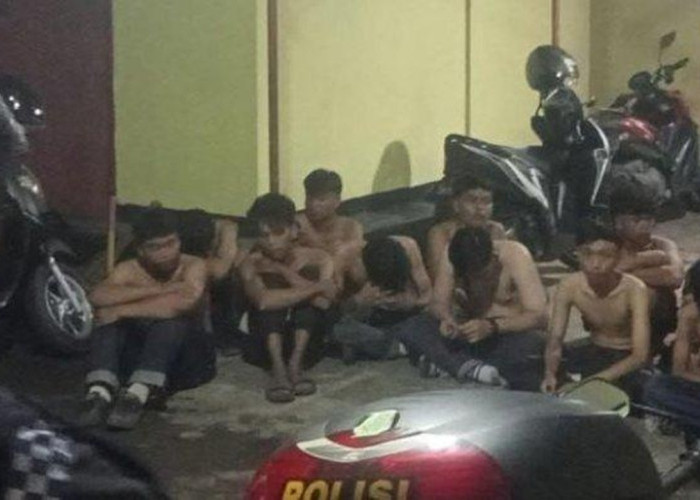 Detik-detik Suporter Persikas Saat Diamankan Ke Polsek Terungkap