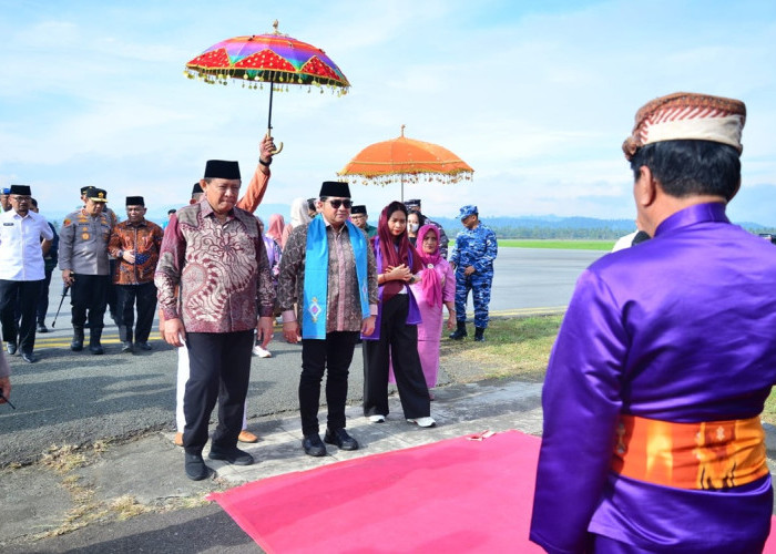 Menekraf dan Wamenpar Disambut Adat Mopotilolo dalam Kunjungan Perdana ke Gorontalo