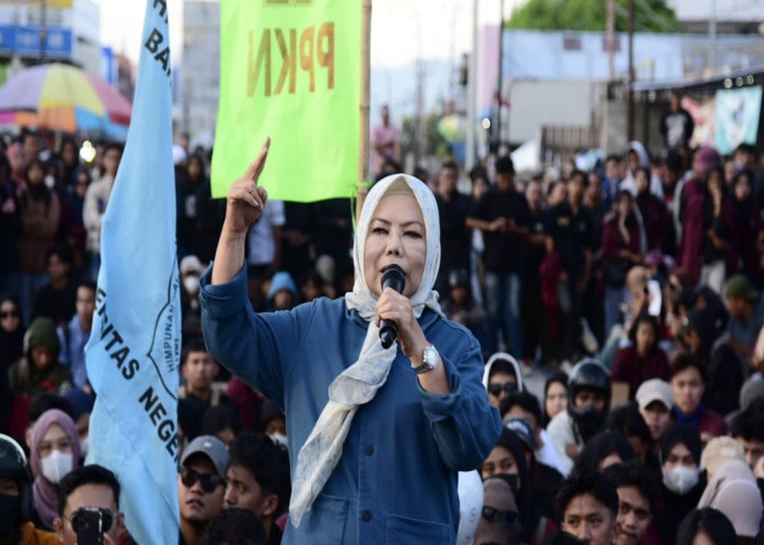 Gubernur dan Wakil Gubernur Gorontalo Duduk Bersama Mahasiswa di Tengah Aksi Damai