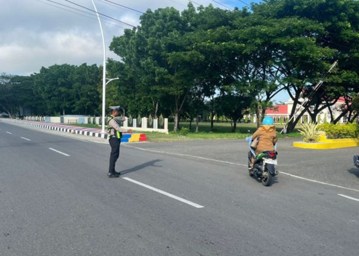 Sat Lantas Polres Gorontalo Utara Lakukan Pengaturan Arus Lalu Lintas di Titik Rawan Kemacetan