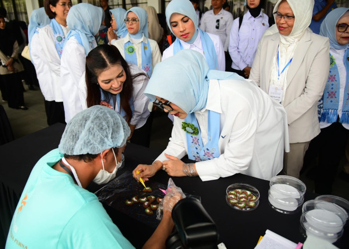 Kue Karawo Curi Perhatian Selvi Ananda saat Kunjungi Pelatihan Kewirausahaan Purna PMI di Gorontalo