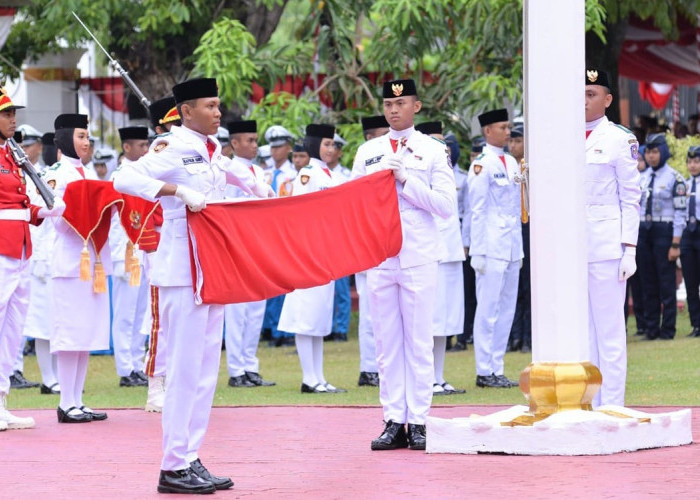 Momen Upacara Penurunan Bendera HUT ke-80 RI di Gorontalo, Gusnar Ismail Jadi Inspektur