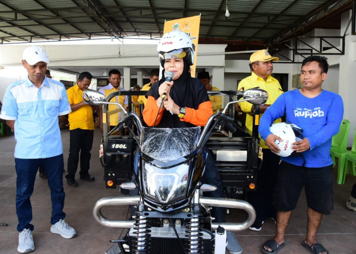 Idah Syahidah Serahkan Dua Unit Motor Viar untuk Pengelolaan Sampah di Boalemo