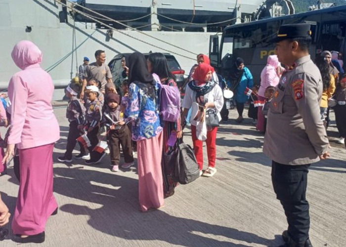 Bhayangkari Gorontalo Kota Kunjungi Kapal Perang TNI AL Sambut HUT RI ke-80