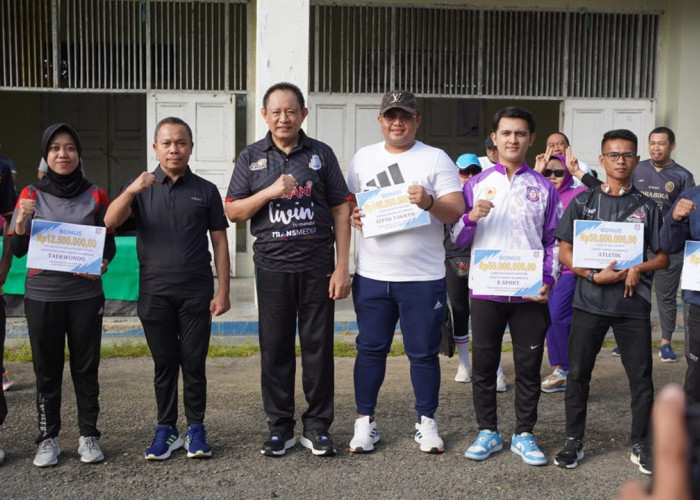 Gusnar Ismail Serahkan Sisa Bonus ke Para Atlet Berprestasi Pada PON XXI Aceh-Sumut