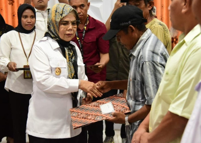 Pemerintah Serahkan 68 Sertifikat Hak Milik kepada Warga Transmigran di Boalemo