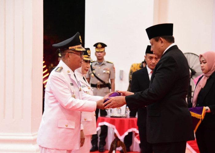 Gusnar Ismail Lantik dan Mengambil Sumpah Bupati dan Wakil Bupati Gorontalo Utara 2025-2030