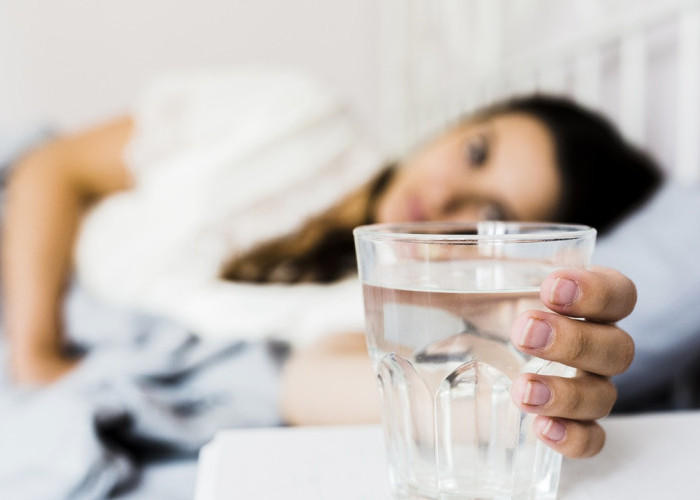 Anjuran Minum Air Putih Sebelum Tidur, Boleh Diterapkan