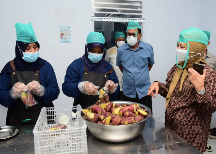 Idah Syahidah Awasi Langsung Proses Produksi Program Makan Bergizi Gratis di Gorontalo