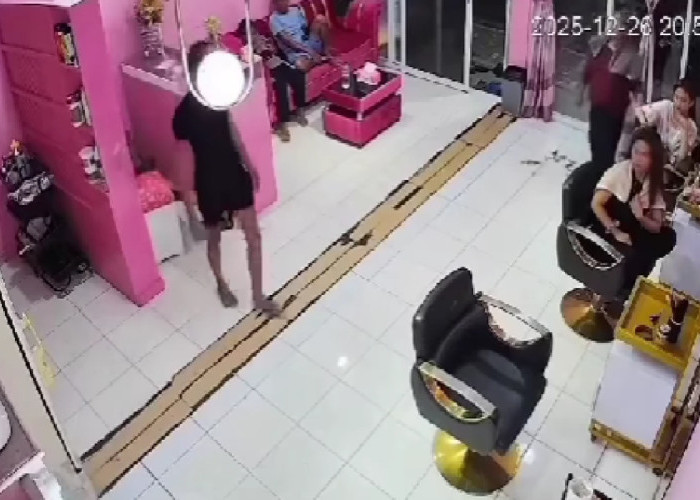 Viral CCTV 24 Detik! Wanita Diduga Dipukul di Salon Pohuwato, Netizen Murka
